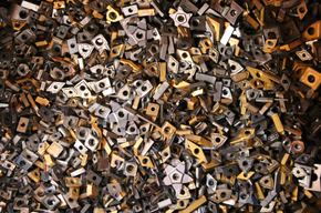 กองคาร์ไบด์อินเสิร์ทสีทอง รับซื้อราคาสูง | Pile of gold carbide inserts wendeschneidplatten scrap Thailand